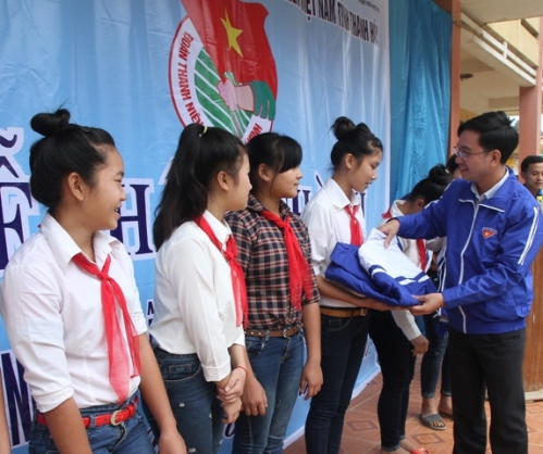 Đ/c Nguyễn Thành Lương – Phó Bí thư Tỉnh đoàn tặng áo ấm cho các em học sinh 